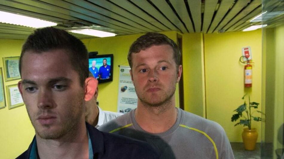 Policía brasileña saca de avión a dos nadadores olímpicos estadounidenses