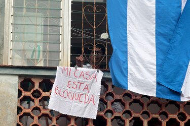 Agentes cubanos impiden a opositor salir a marchar en solitario