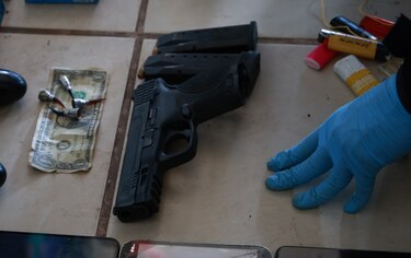 En diez requisas a cárceles decomisan 16 armas, 300 municiones, 580 celulares, dinero y gallos de pelea