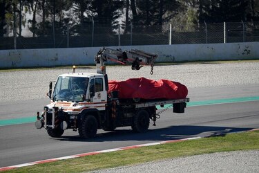Vettel estrella su coche en ensayos de pretemporada