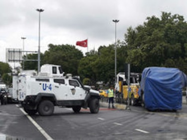 Estambul: Bomba contra vehículo policial deja al menos 11 muertos