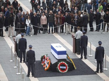 Israelíes presentan sus últimos respetos a Sharon
