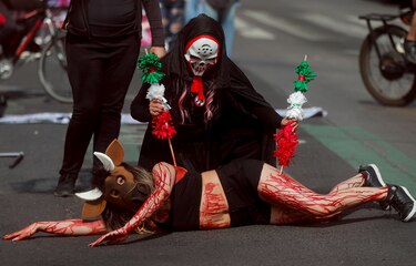 Decenas de personas protestan contra regreso de las corridas de toros a Ciudad de México