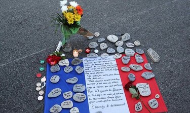 Francia condecora a los héroes del atentado de Niza