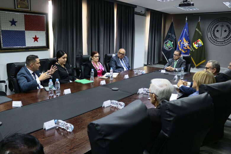 Ministro Frank Ábrego propone que policías no custodien negocios