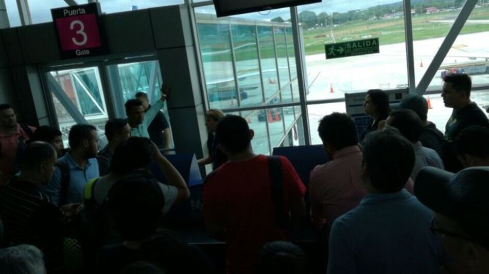 Tocumen a oscuras y los pasajeros se impacientan