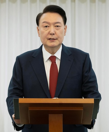 En Corea del Sur el parlamento destituye al presidente por haber declarado la ley marcial