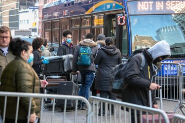 Nueva York demanda por $708 millones a compañías que han transportado migrantes a la ciudad