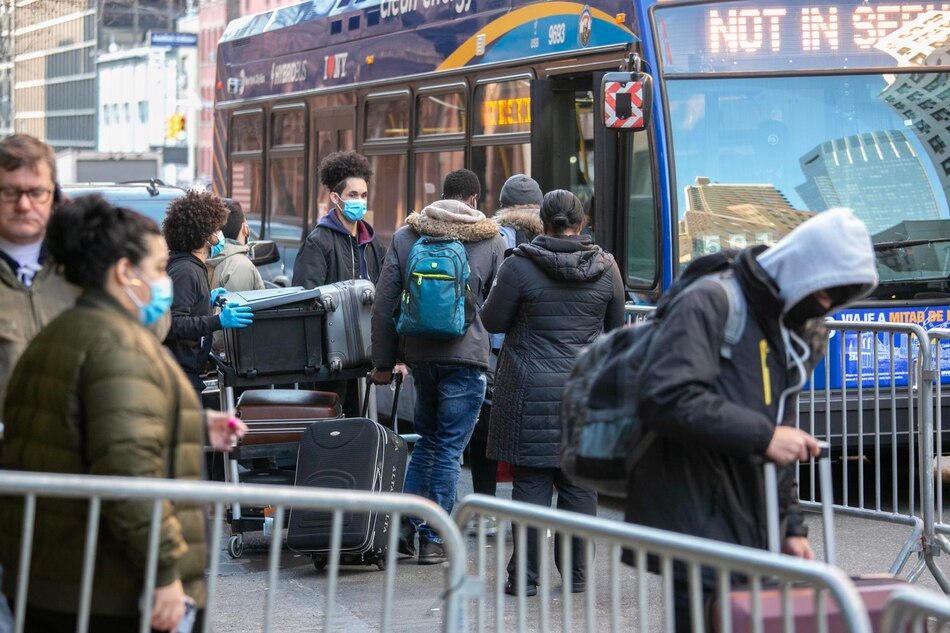 Nueva York demanda por $708 millones a compañías que han transportado migrantes a la ciudad