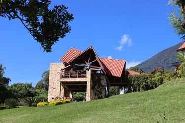 Fiscalía de Guatemala allana ‘lujosa vivienda’ vinculada al expresidente  Alejandro Giammattei 