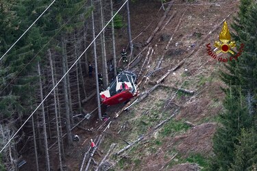 Catorce muertos al caer un teleférico a orillas del lago Mayor en Italia