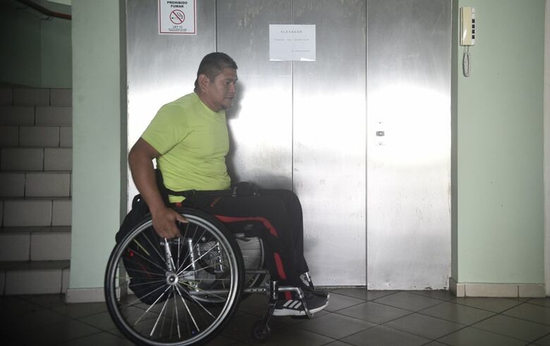 Un medallista panameño de silla de ruedas, un ascensor y su frustración