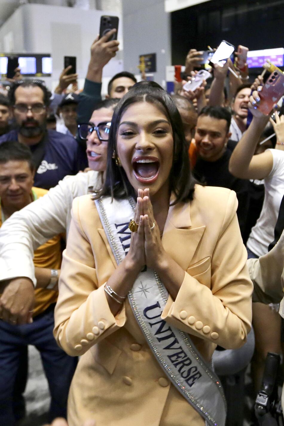 Miss Universo nicaragüense llega a Panamá entre ovaciones
