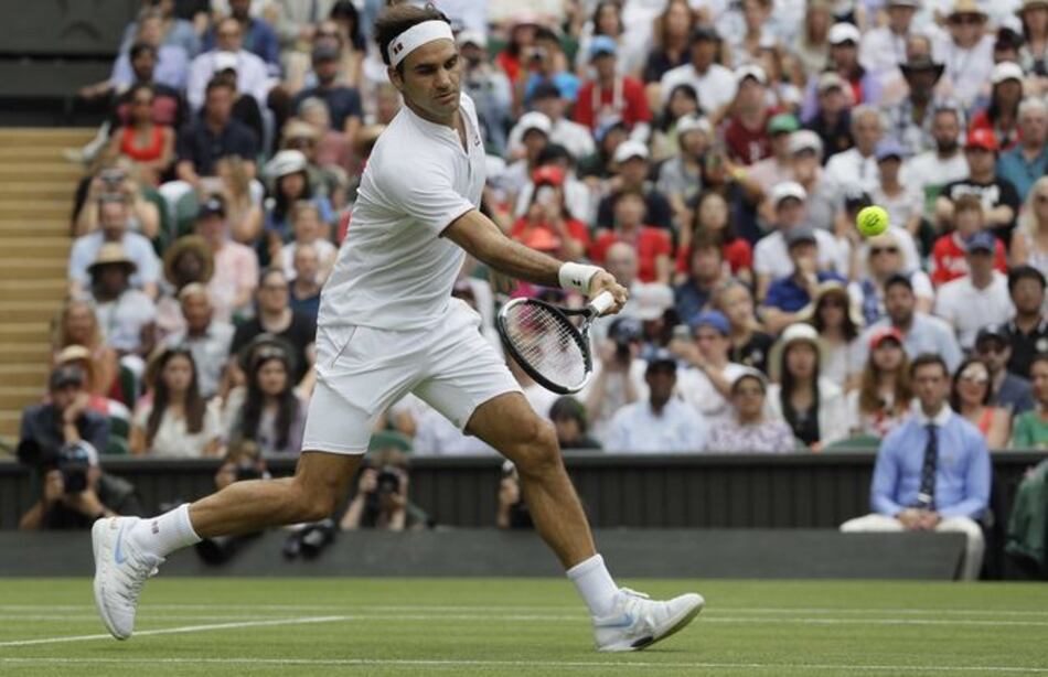 Wozniacki fracasa de nuevo en Wimbledon; Federer avanza