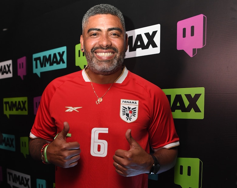 Leyendas de la La Roja reviven grandes momentos con las nuevas camisetas