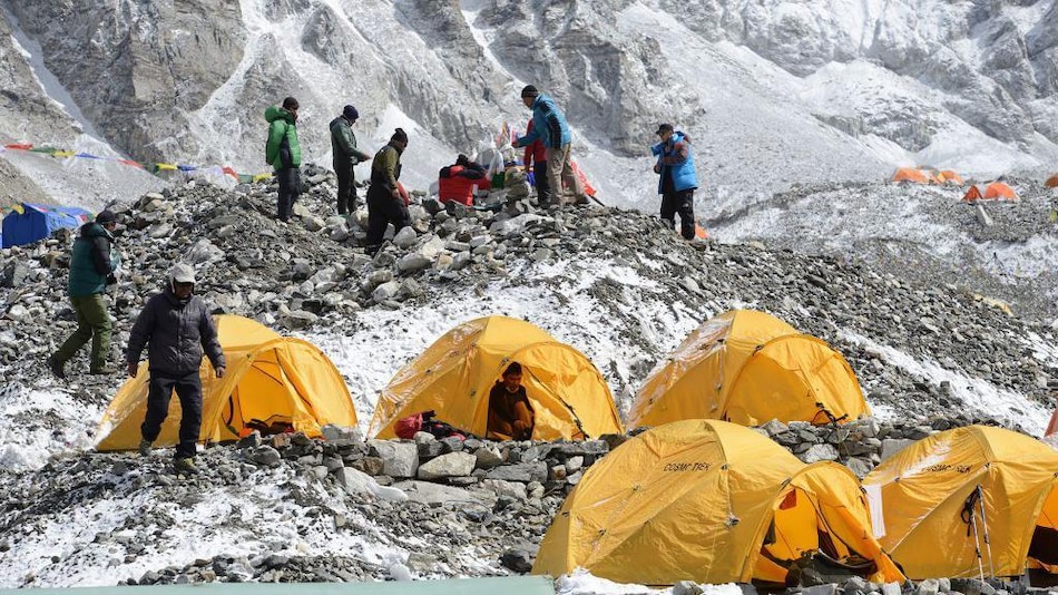(Actualizada: 4)Los esfuerzos para rescatar a cientos de personas que quedaron atrapadas en las laderas del monte Everest