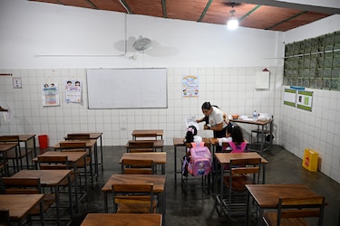 ‘Eran como mis hijos’: el duelo de una profesora que perdió a más de 200 alumnos en el doble terremoto de Venezuela