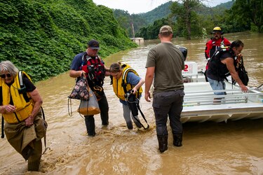 Los muertos por inundaciones en Kentucky aumentan a 16