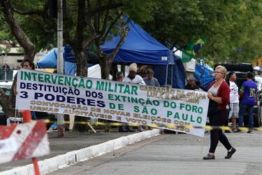 Jair Bolsonaro dice que está internado por una ‘adherencia abdominal’