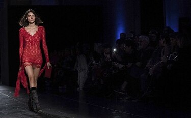 La vanguardia del diseño londinense marca territorio en Semana de la Moda