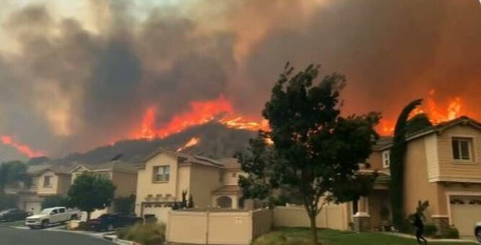 Evacúan al menos a 50 mil personas por incendios en California