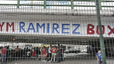 Un gimnasio debajo del puente