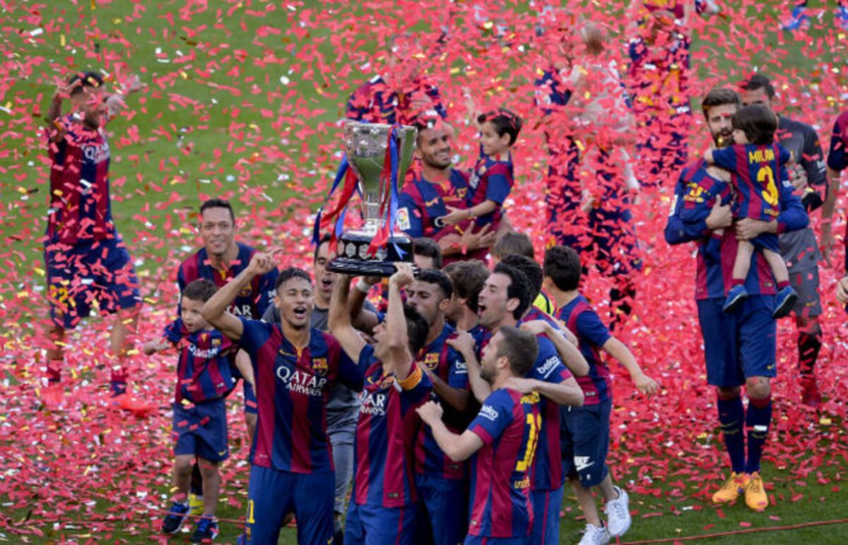 Barcelona empata con doblete de Messi en un Camp Nou rendido a Xavi