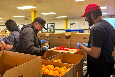 Miles de latinos abarrotan los bancos de comida en Estados Unidos ante la asfixiante inflación