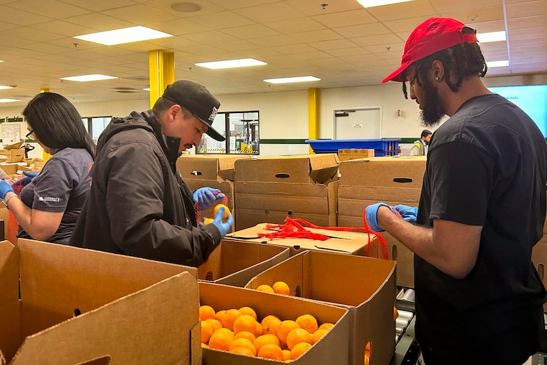 Miles de latinos abarrotan los bancos de comida en Estados Unidos ante la asfixiante inflación