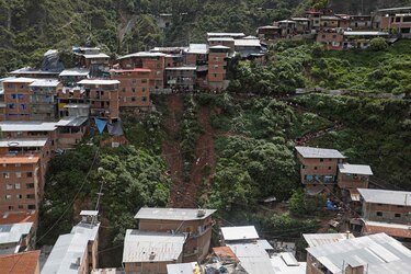 Hallan tres muertos bajo escombros tras alud en los Andes peruanos
