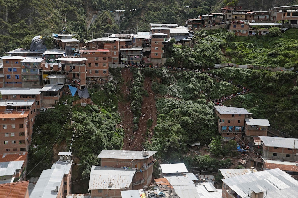 Hallan tres muertos bajo escombros tras alud en los Andes peruanos