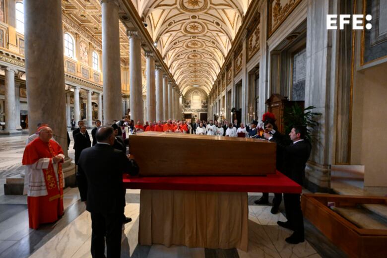 El entierro del papa Francisco se produjo ante el camarlengo y sus familiares