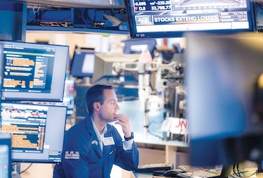 Wall Street cierra  con pérdidas tras alza de tasas de Fed