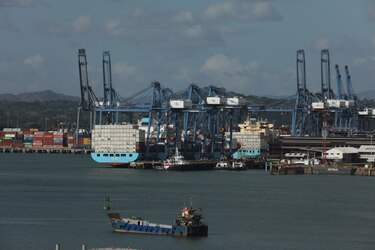Puertos: razones políticas y financieras; algunos datos del acuerdo entre BlackRock y CK Hutchison