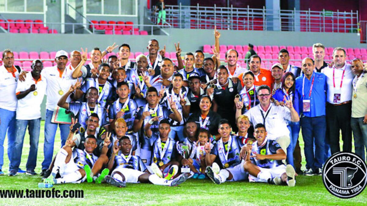 Jugadores del Tauro, cuerpo técnico y directivos festejan el segundo título de la Sub-19 en el torneo Apertura. CORTESÍA