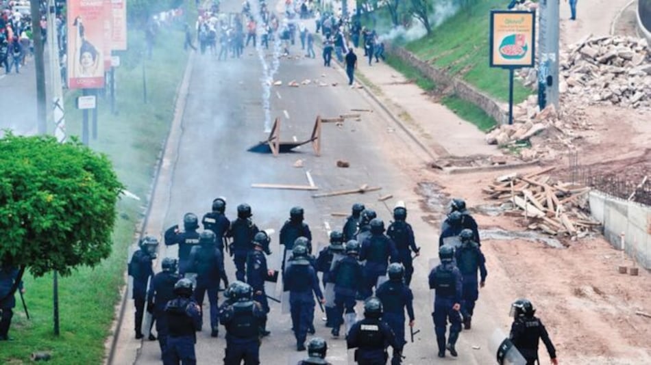 Policía hondureña disuelve con violencia protesta contra gobierno de Juan Orlando Hernández