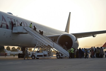 Primera evacuación de Kabul tras la marcha de Estados Unidos; la ONU llama al ´diálogo’