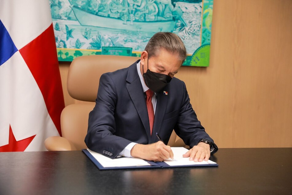 Cortizo sanciona leyes que regulan el fuero paternal y multas por la contratación de trabajadores extranjeros