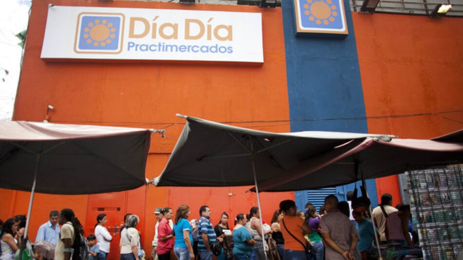 Dólar negro en Venezuela llega a 700 bolívares; salario mínimo se reduce a 10 dólares mensuales