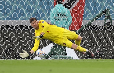 Batshuayi y Courtois rescatan tres puntos para Bélgica