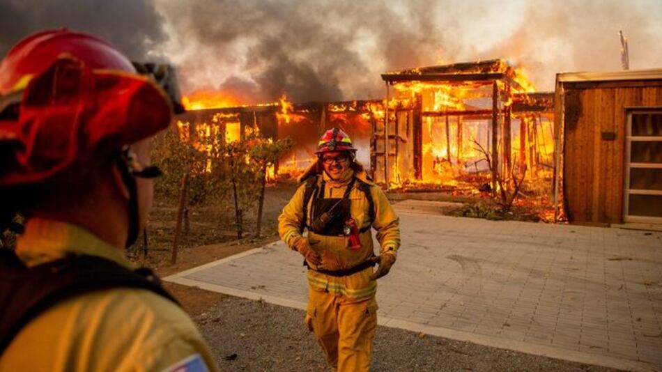 Ordenan evacuación de 180 mil personas por incendios en California