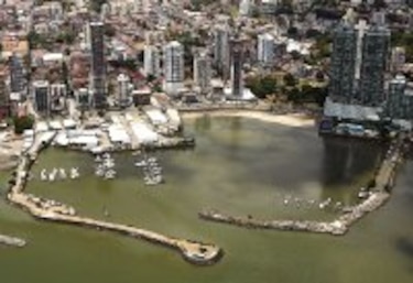 Un hotel y un club privado en un parque público
