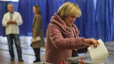 Concluyen las elecciones locales en Ucrania, celebradas en un clima de calma
