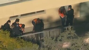 Dos estudiantes fueron baleados dentro de una escuela en Los Ángeles