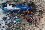 Mueren 48 personas al caer autobús a un abismo en Perú