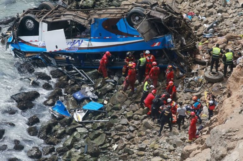 Mueren 48 personas al caer autobús a un abismo en Perú