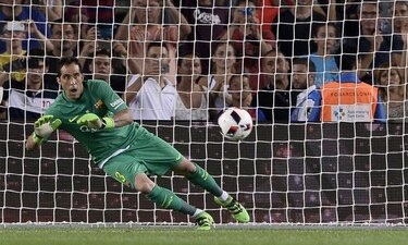 Manchester City confirma el fichaje del chileno Claudio Bravo