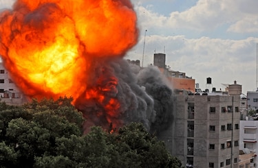Israel intensifica bombardeos en Gaza y aumentan disturbios en varias ciudades