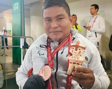 El difícil ascenso de un atleta en silla de ruedas