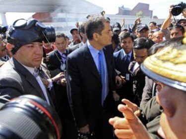 Fuerzas Armadas de Ecuador respaldan a Correa ante crisis